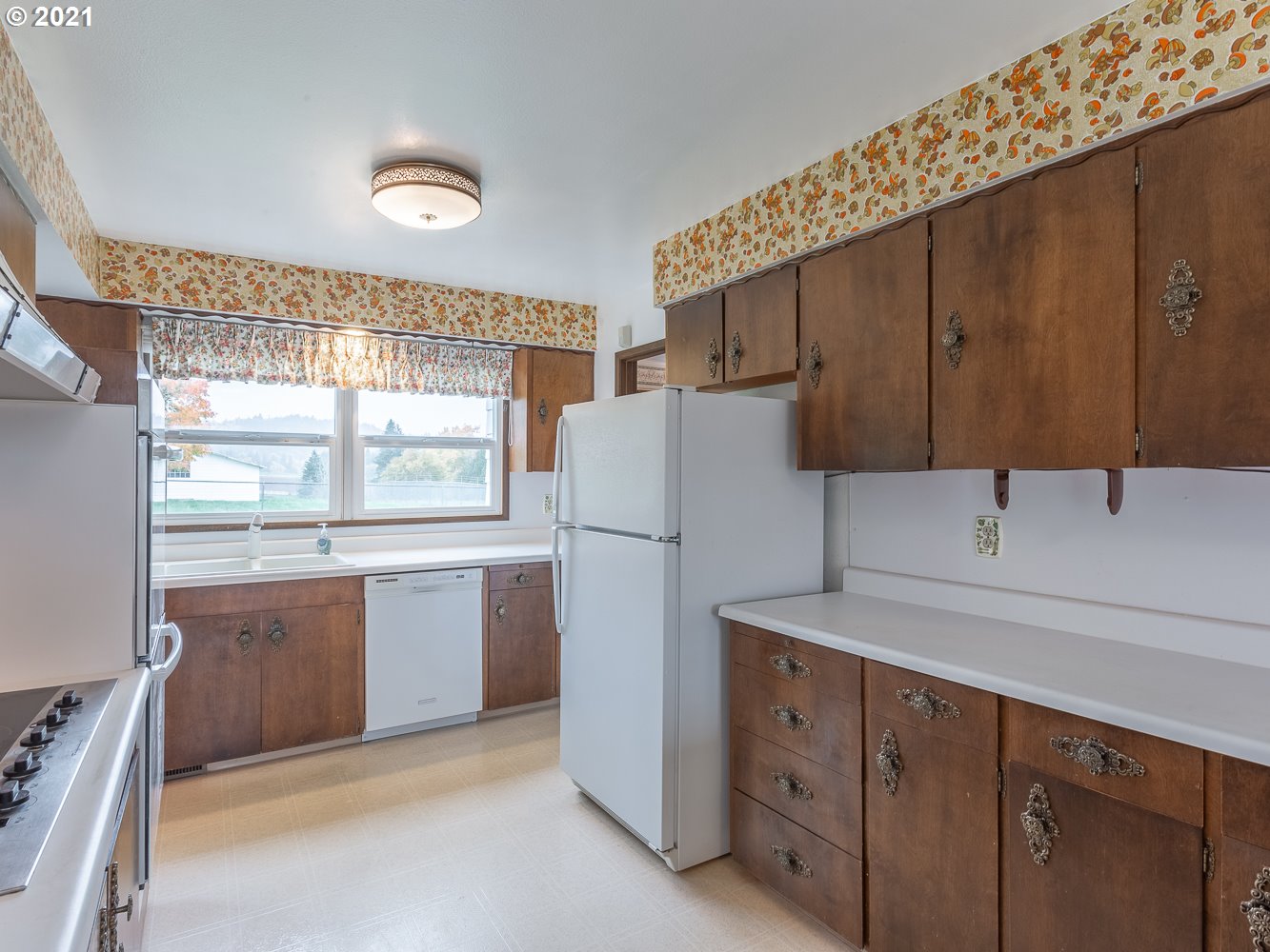 22835 Southeast Tillstrom Road Damascus, OR 97089 - Photo 7 of 32 a kitchen with stainless steel appliances a refrigerator and a stove
