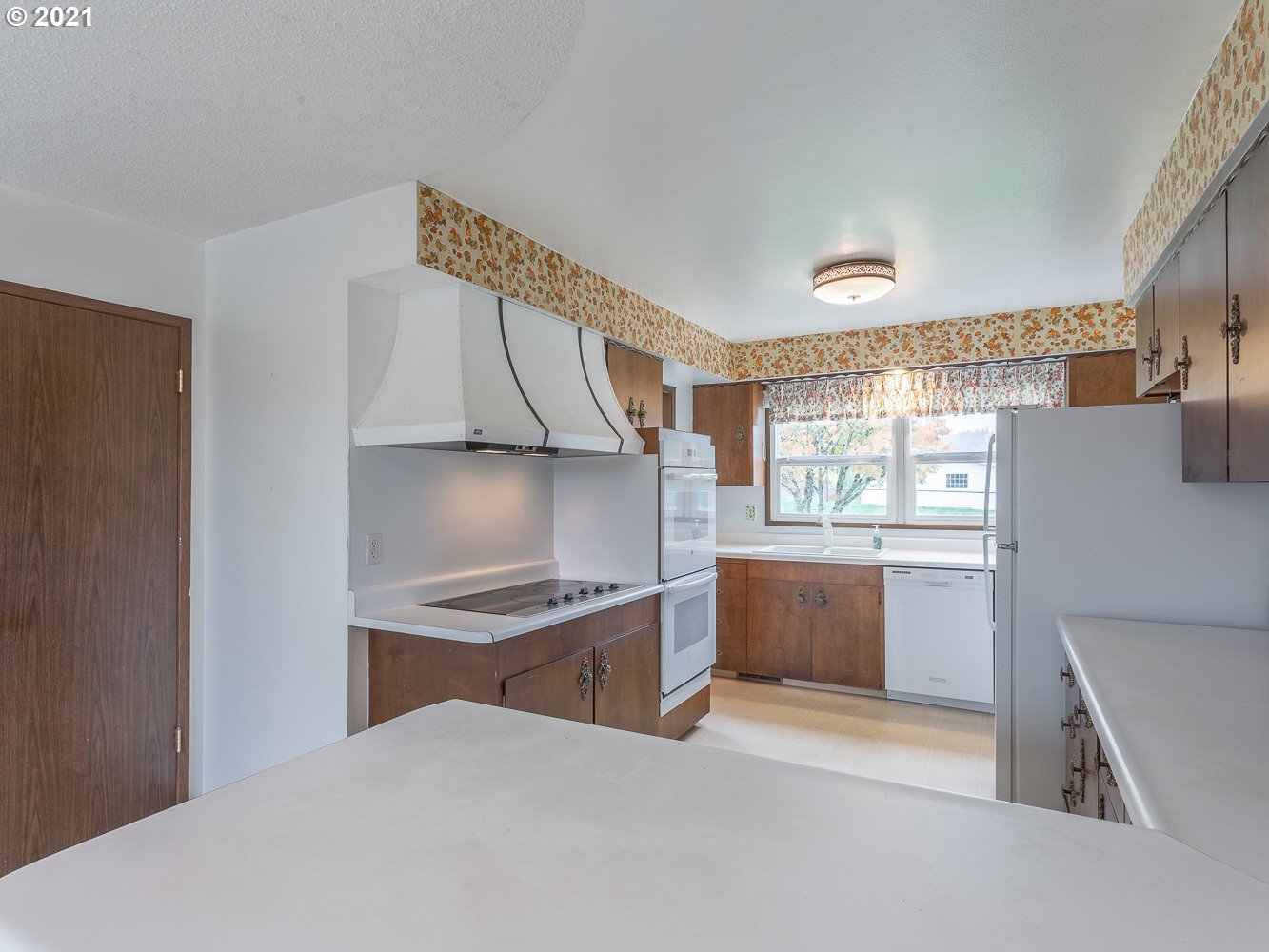 22835 Southeast Tillstrom Road Damascus, OR 97089 - Photo 8 of 32 a kitchen with a stove and a refrigerator