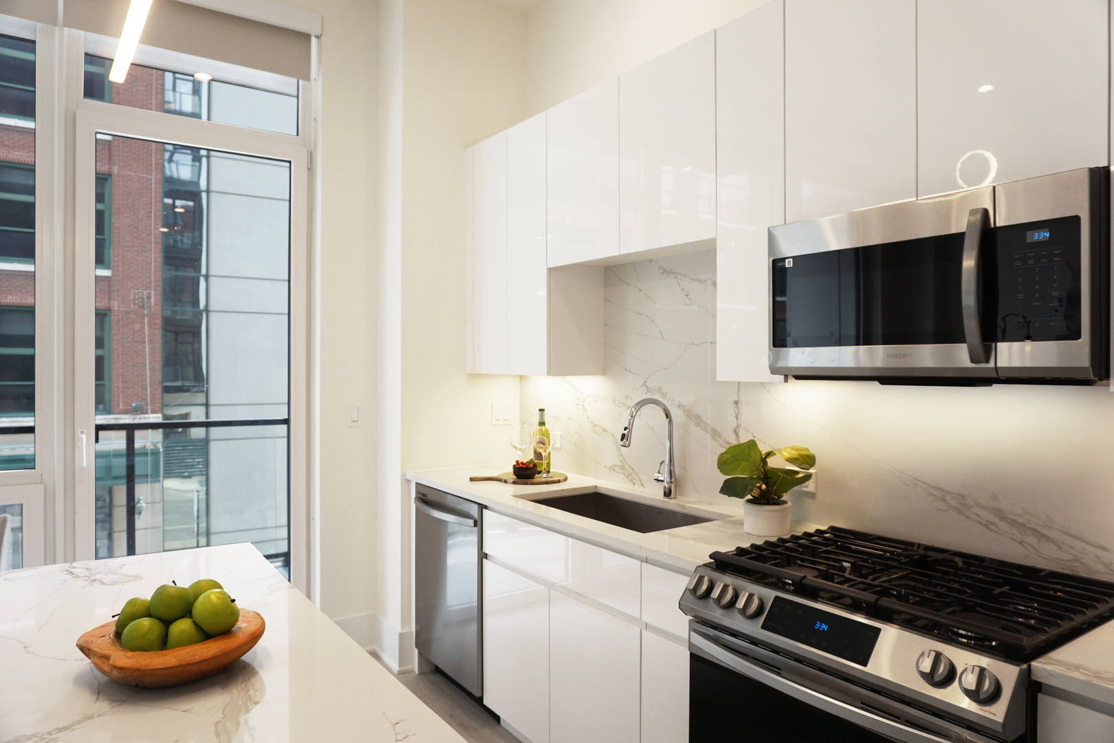 812 West Adams Street, Unit 512 Chicago, IL 60607 - Photo 6 of 16 a kitchen with a stove and a microwave