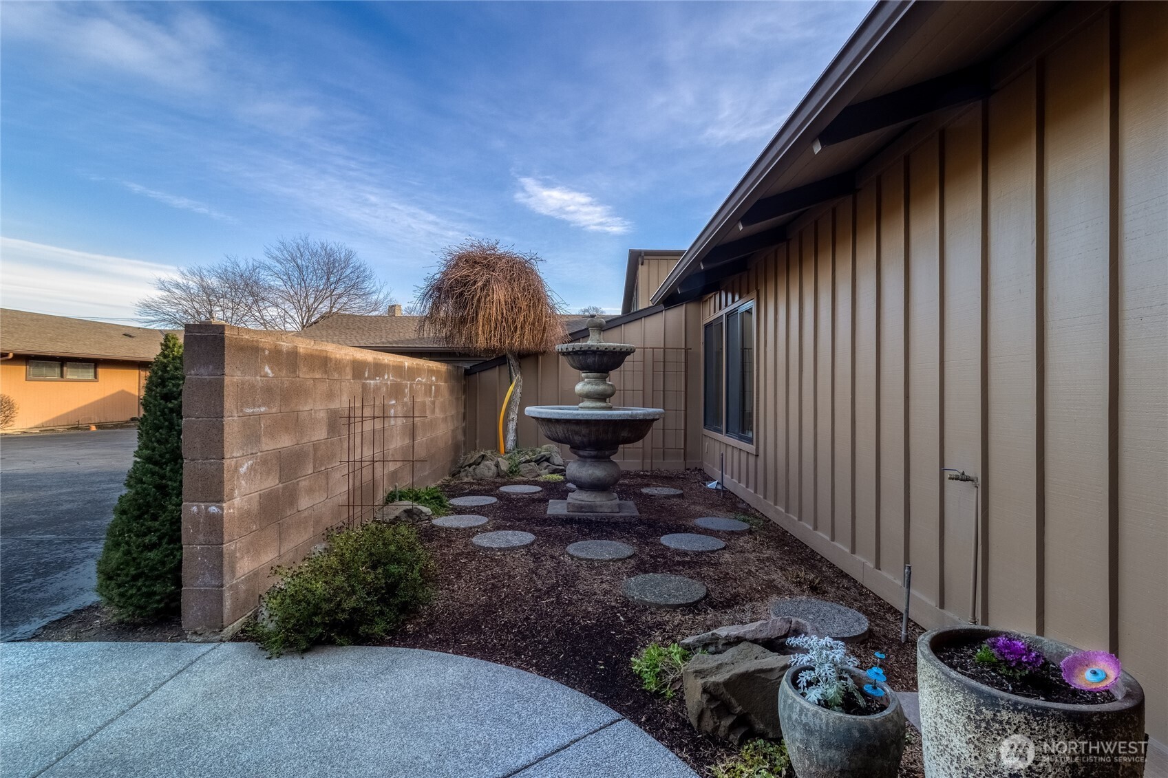 619 Country Club Road Walla Walla, WA 99362 - Photo 29 of 33 a view of a backyard with plants and entertaining space