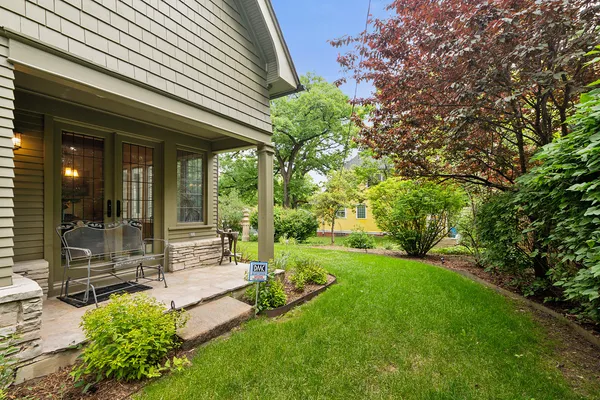 a view of backyard of the house