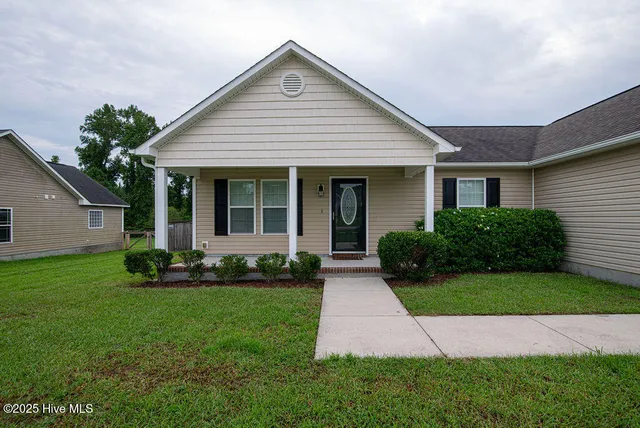 $1,800 | 202 Cottage Brook Court, Richlands, NC 28574