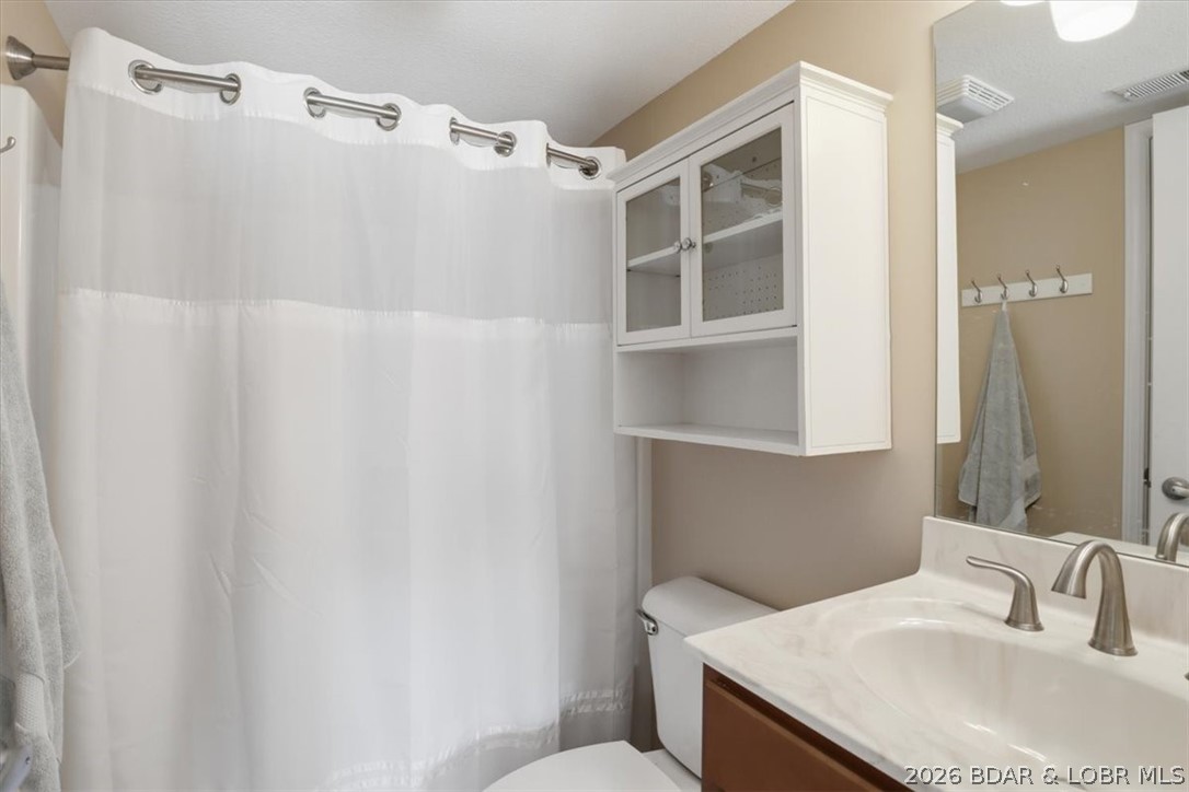 158 Willow Ridge Point, Unit 3C Lake Ozark, MO 65049 - Photo 9 of 25 Bathroom shared with bedroom and living room