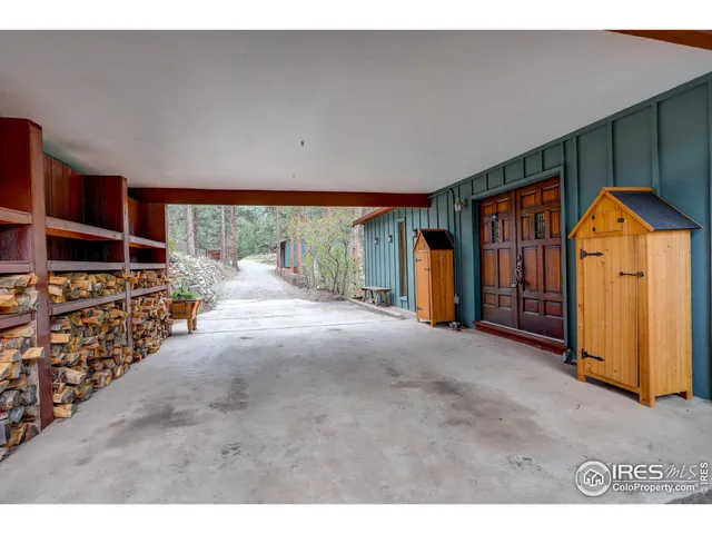 a view of front door with entryway