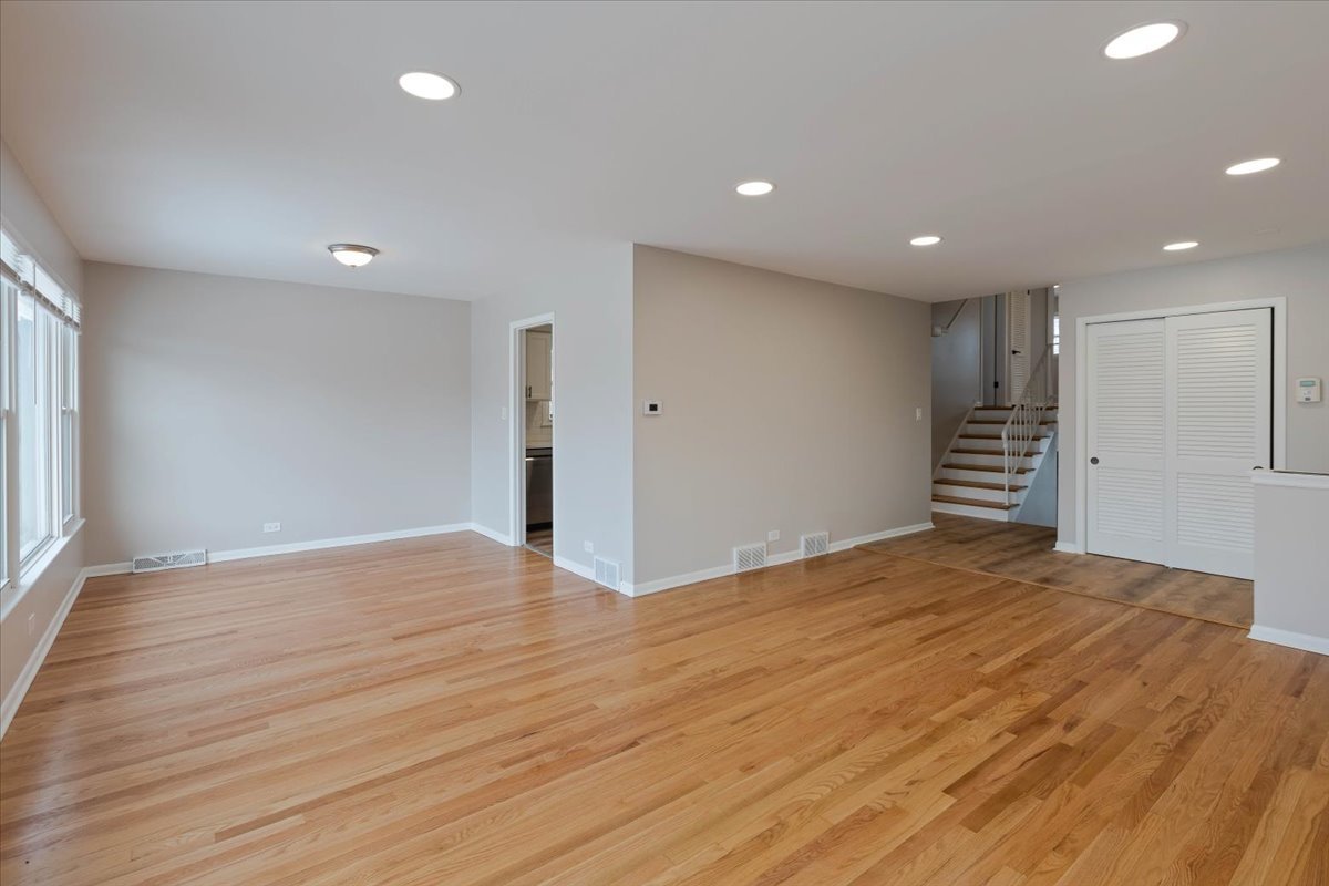 7653 East Prairie Road Skokie, IL 60076 - Photo 4 of 36