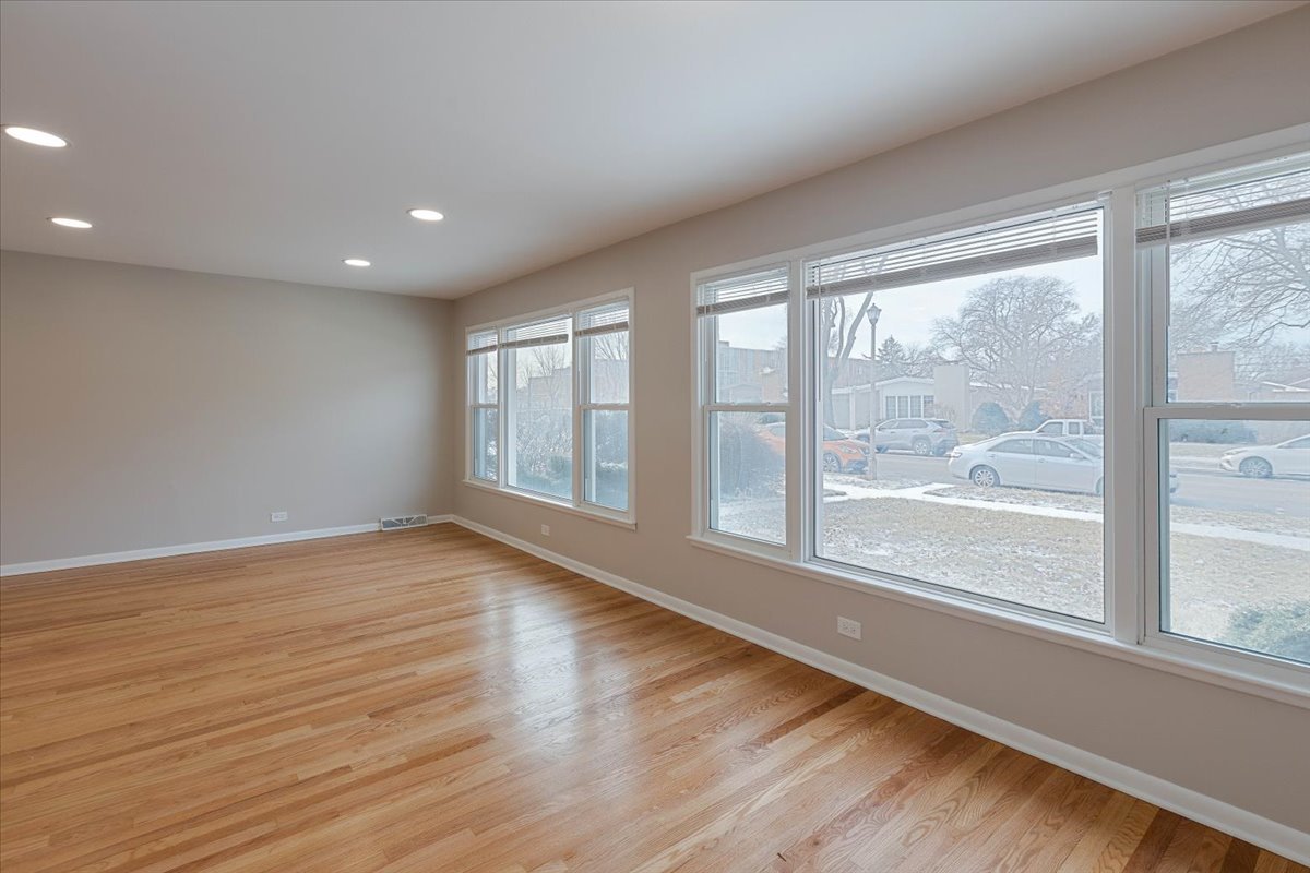 7653 East Prairie Road Skokie, IL 60076 - Photo 5 of 36