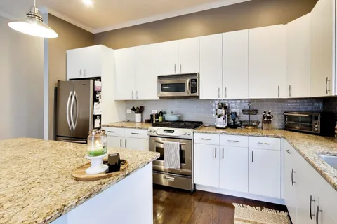 $695,000 | 663 West Barry Avenue, Unit 4C, Chicago, IL 60657