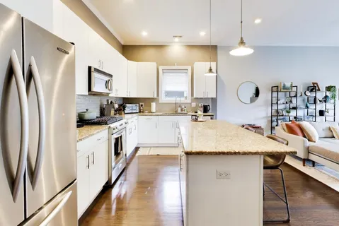 $695,000 | 663 West Barry Avenue, Unit 4C, Chicago, IL 60657
