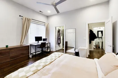 $695,000 | 663 West Barry Avenue, Unit 4C, Chicago, IL 60657