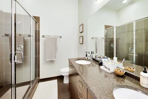 $695,000 | 663 West Barry Avenue, Unit 4C, Chicago, IL 60657