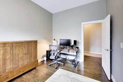 $695,000 | 663 West Barry Avenue, Unit 4C, Chicago, IL 60657