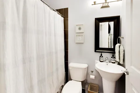 $695,000 | 663 West Barry Avenue, Unit 4C, Chicago, IL 60657