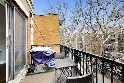 $695,000 | 663 West Barry Avenue, Unit 4C, Chicago, IL 60657