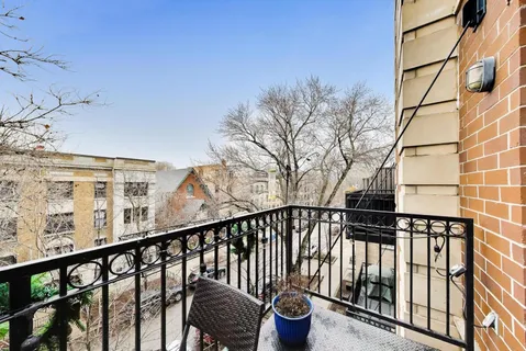 $695,000 | 663 West Barry Avenue, Unit 4C, Chicago, IL 60657