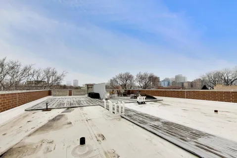 $695,000 | 663 West Barry Avenue, Unit 4C, Chicago, IL 60657