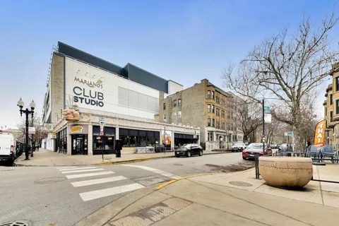 $695,000 | 663 West Barry Avenue, Unit 4C, Chicago, IL 60657