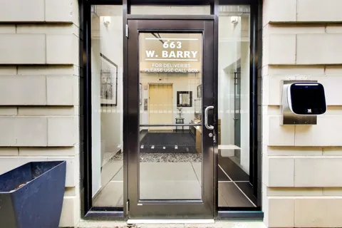 $695,000 | 663 West Barry Avenue, Unit 4C, Chicago, IL 60657