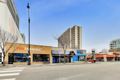 $695,000 | 663 West Barry Avenue, Unit 4C, Chicago, IL 60657