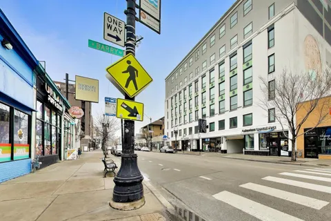 $695,000 | 663 West Barry Avenue, Unit 4C, Chicago, IL 60657