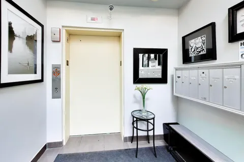 $695,000 | 663 West Barry Avenue, Unit 4C, Chicago, IL 60657