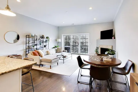 $695,000 | 663 West Barry Avenue, Unit 4C, Chicago, IL 60657