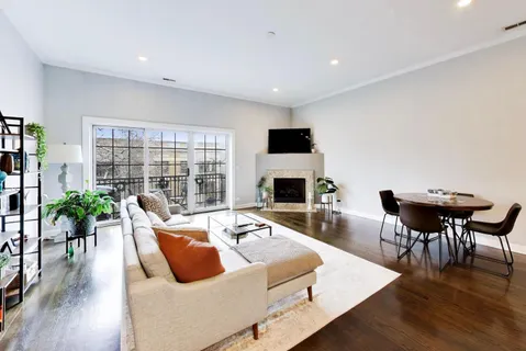 $695,000 | 663 West Barry Avenue, Unit 4C, Chicago, IL 60657