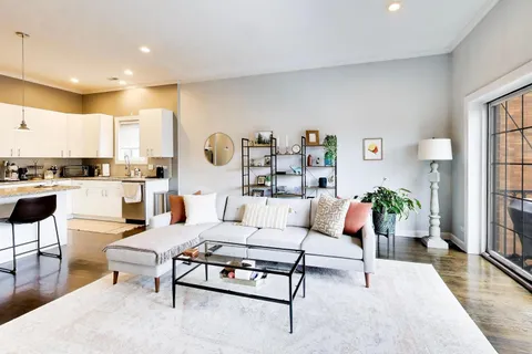 $695,000 | 663 West Barry Avenue, Unit 4C, Chicago, IL 60657