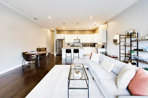 $695,000 | 663 West Barry Avenue, Unit 4C, Chicago, IL 60657