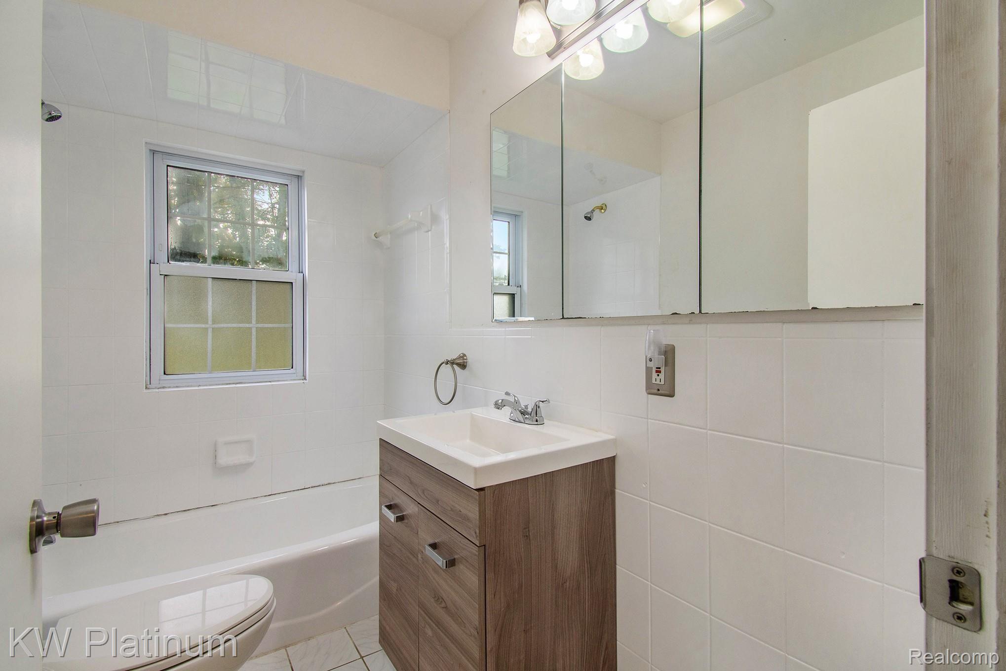 25670 South River Road Harrison Township, MI 48045 - Photo 18 of 35 211105 12.00pm Jurmo 25670 S River_30-2