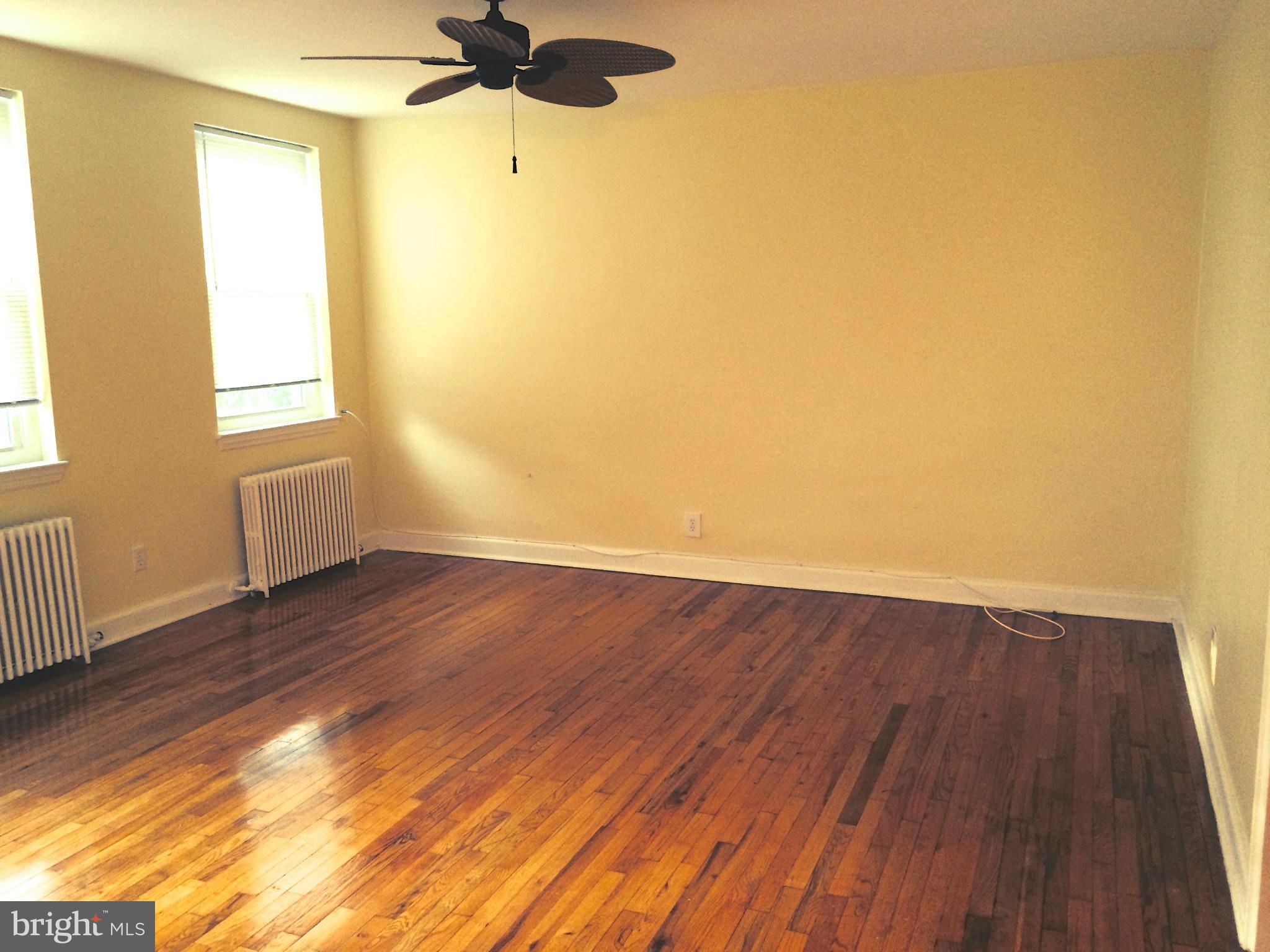 5203 Falls Road, Unit 17 Baltimore, MD 21210 - Photo 9 of 17 Living Room