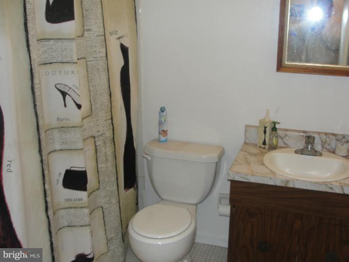 11337 Rambling Road Gaithersburg, MD 20879 - Photo 8 of 16 Bath