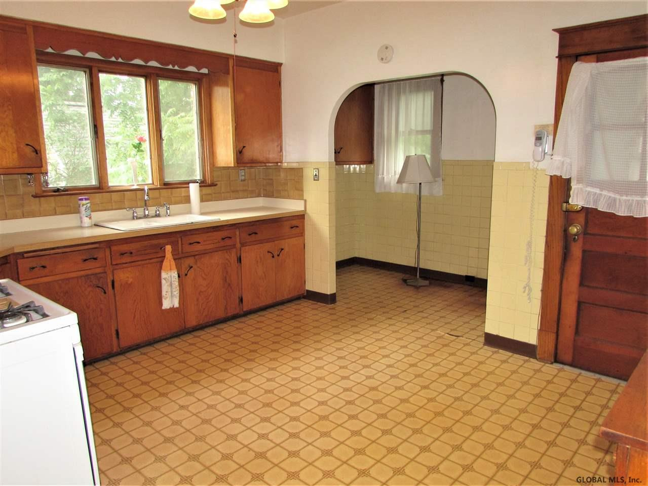 1635 Randolph Road Schenectady, NY 12308 - Photo 8 of 20 Large kitchen with breakfast nook