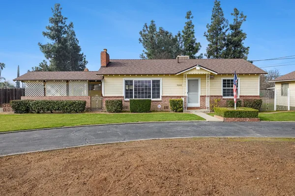 a view of a house with a yard and plants