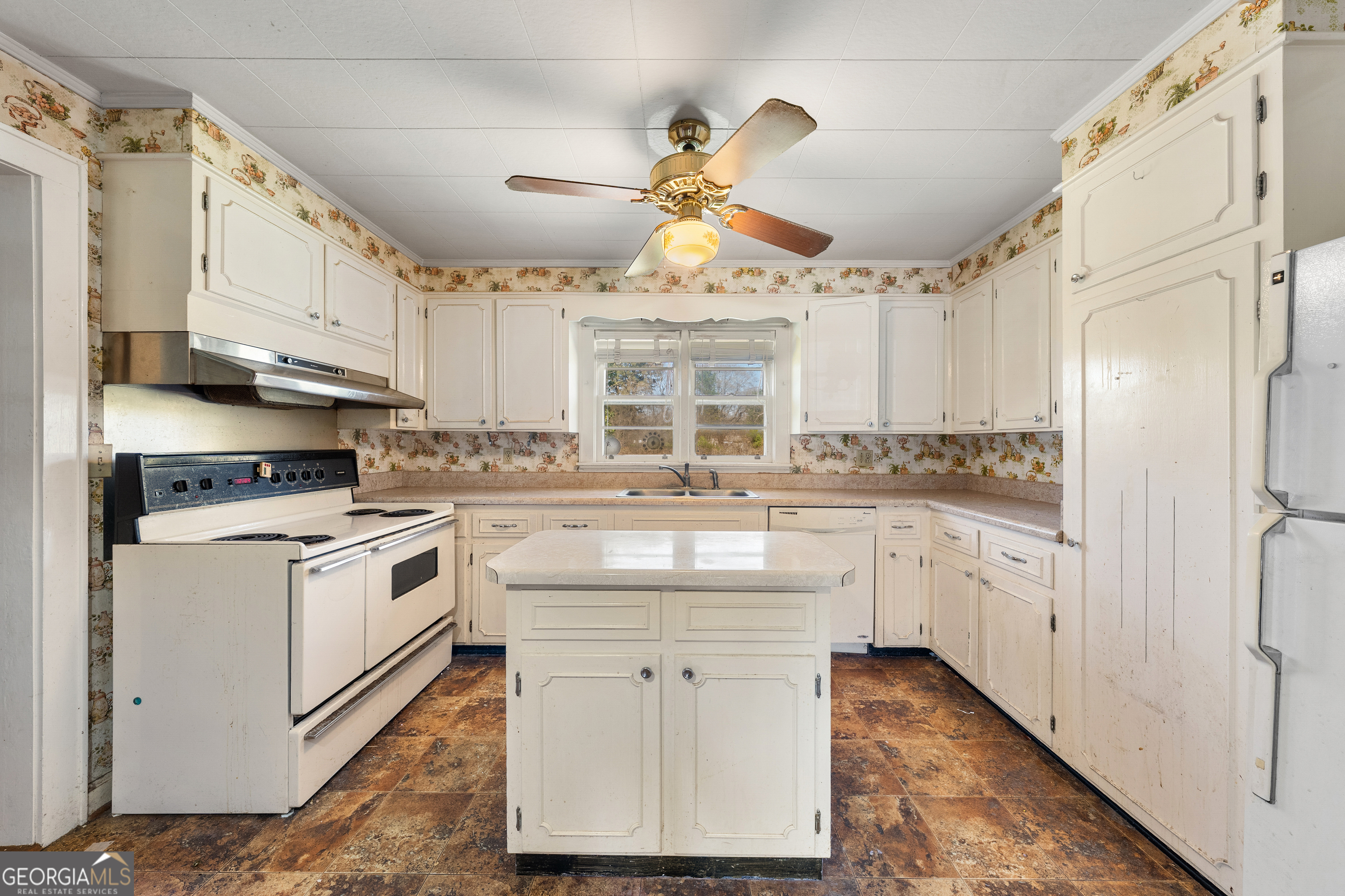 868 Fairview Street Hartwell, GA 30643 - Photo 11 of 42 a kitchen with white cabinets and white appliances