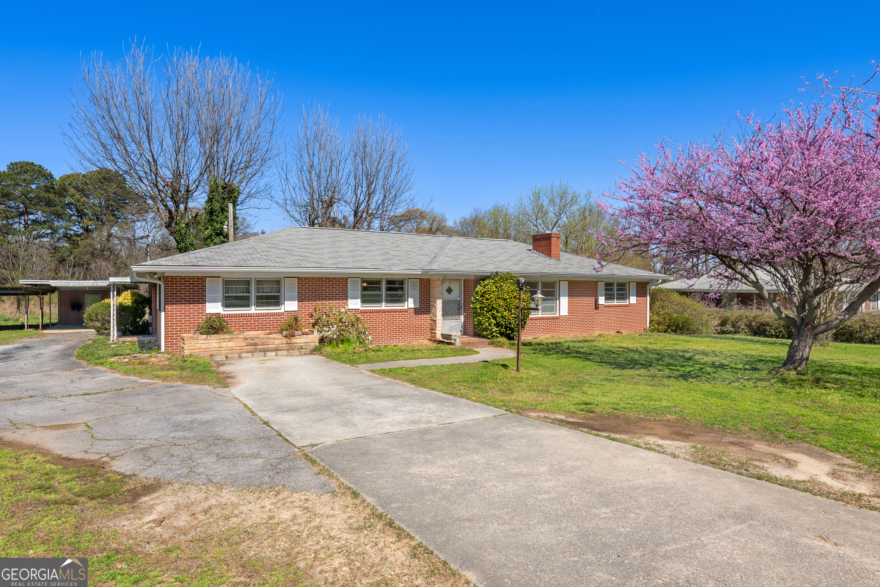 868 Fairview Street Hartwell, GA 30643 - Photo 2 of 42 front view of a house with a yard