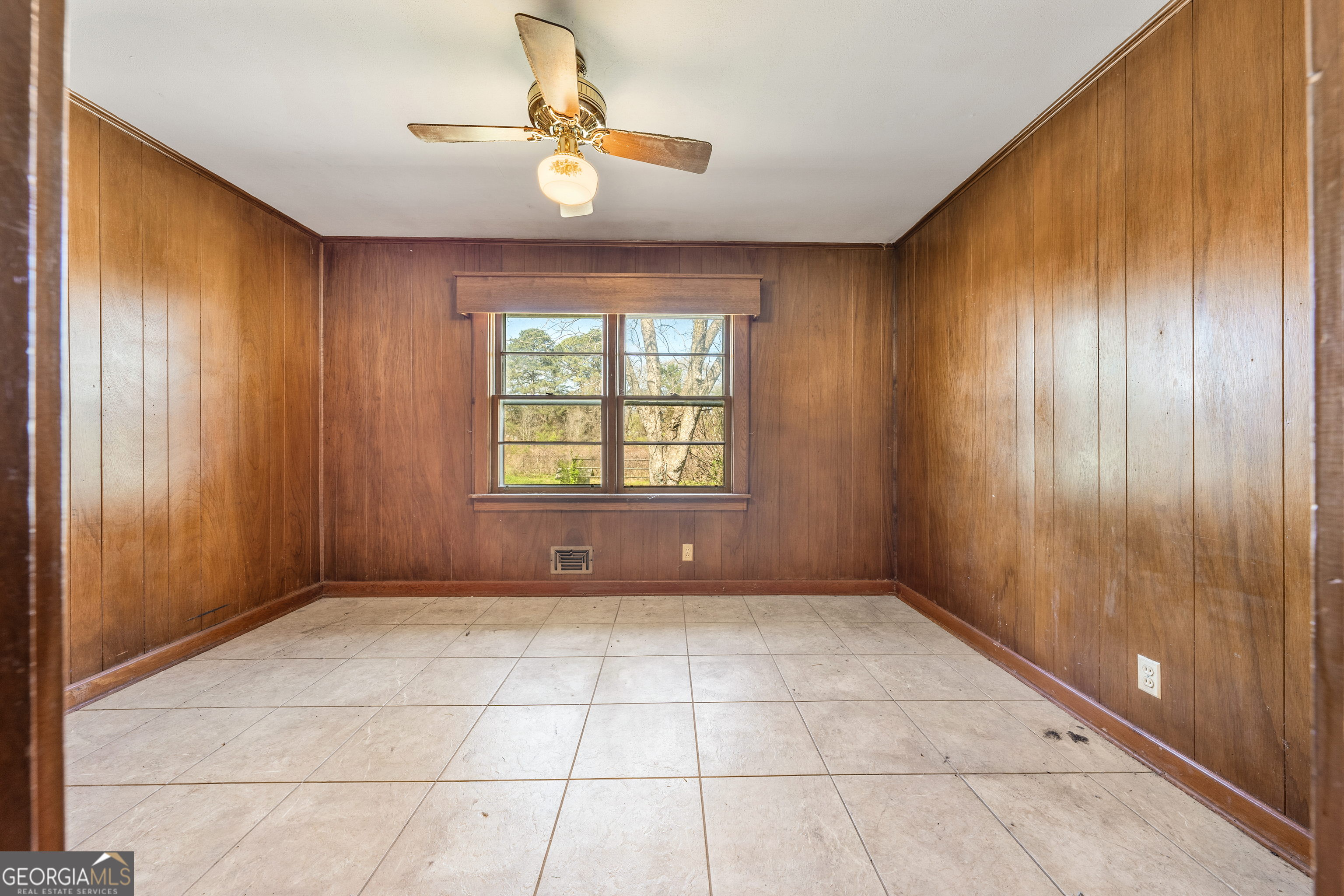 868 Fairview Street Hartwell, GA 30643 - Photo 21 of 42 a view of an empty room with a window