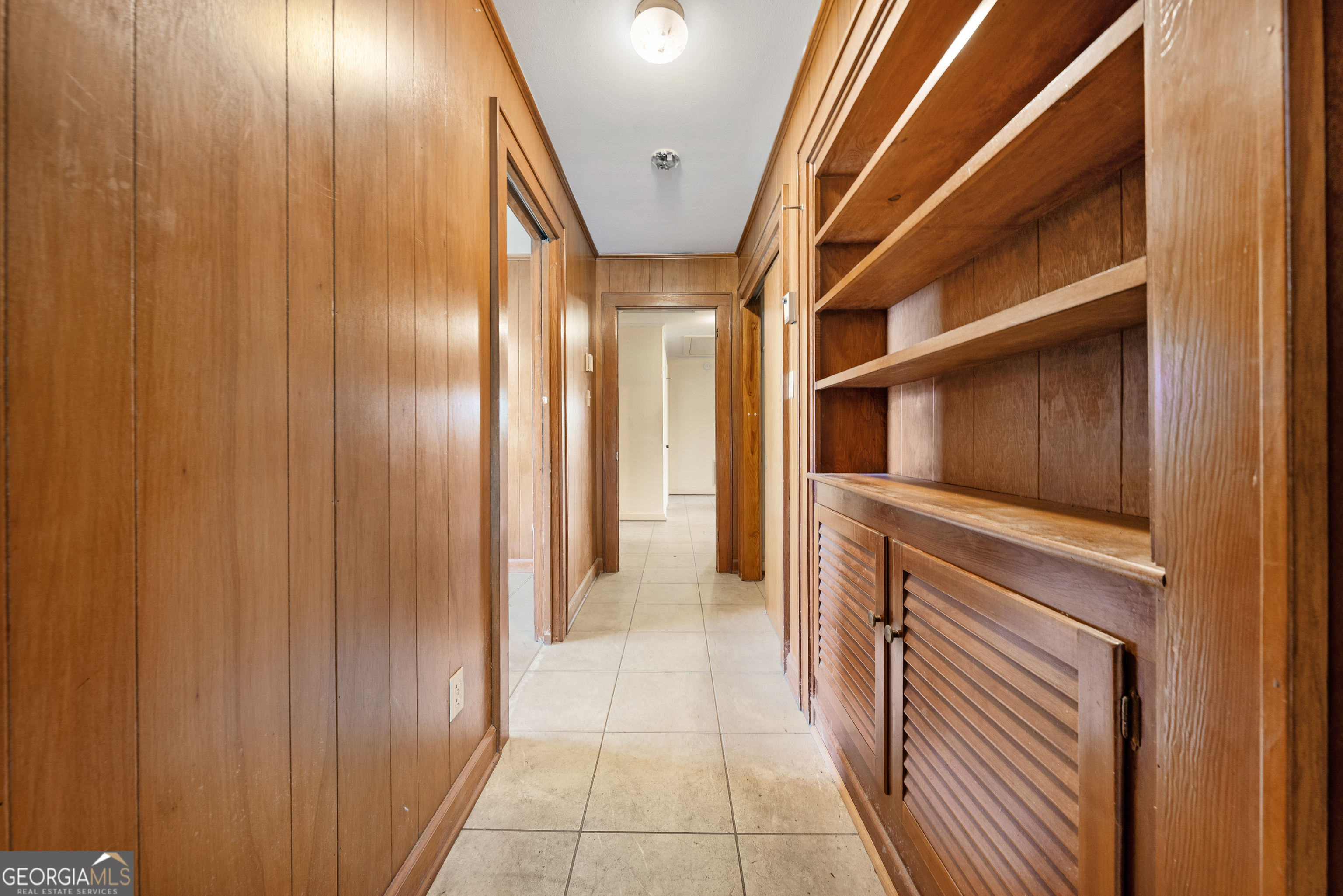 868 Fairview Street Hartwell, GA 30643 - Photo 23 of 42 a view of entryway with cabinets