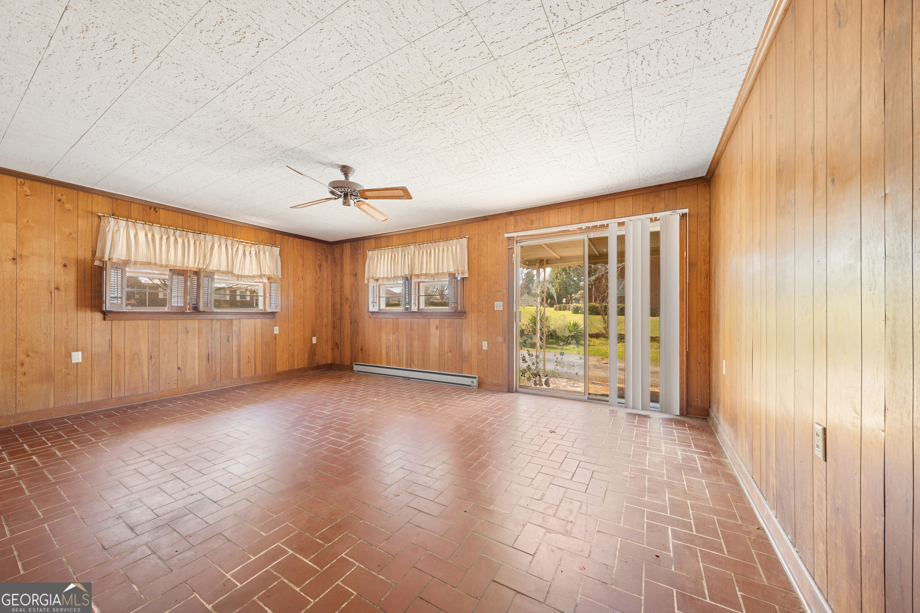 868 Fairview Street Hartwell, GA 30643 - Photo 26 of 42 an empty room with windows