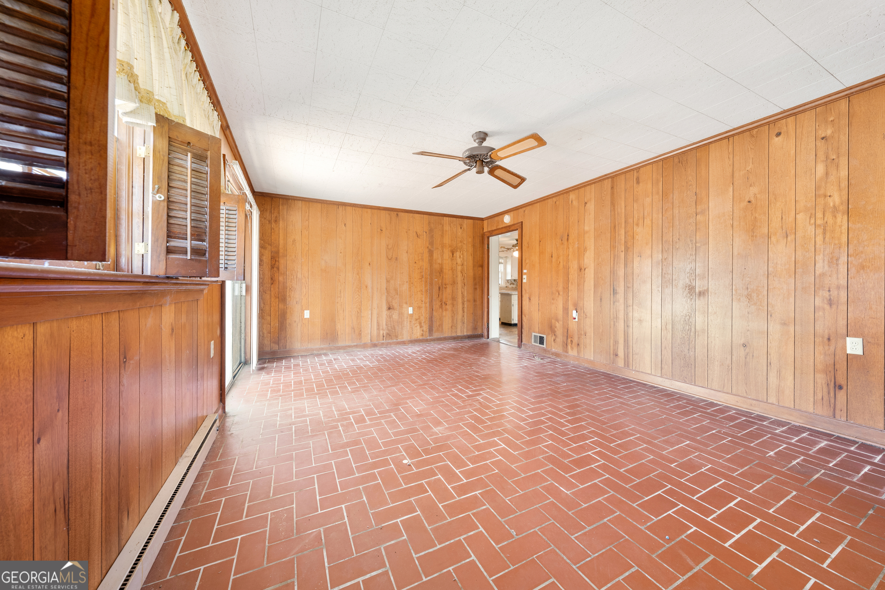 868 Fairview Street Hartwell, GA 30643 - Photo 27 of 42 en empty room with window and ceiling fan