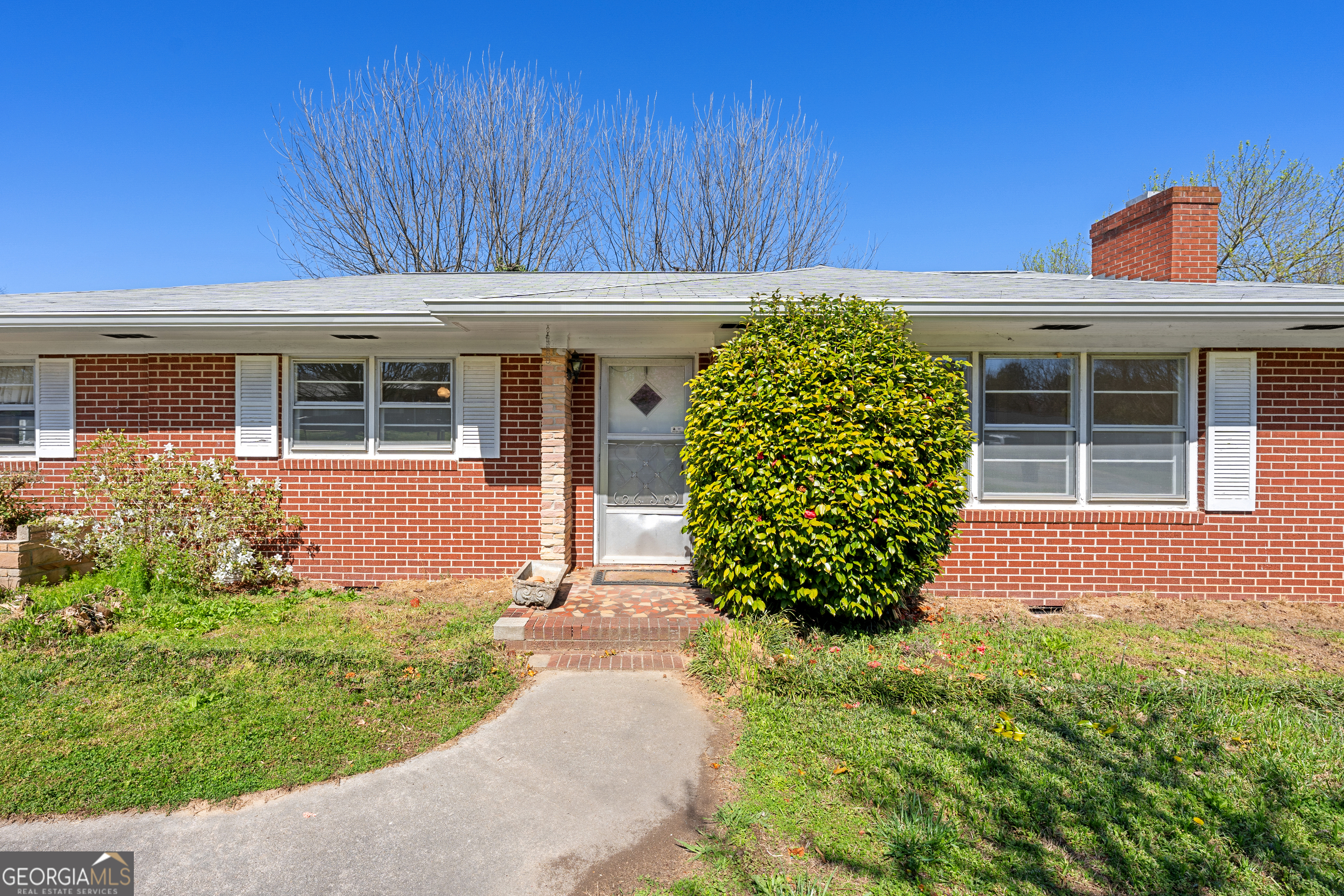 868 Fairview Street Hartwell, GA 30643 - Photo 5 of 42 a front view of a house with garden