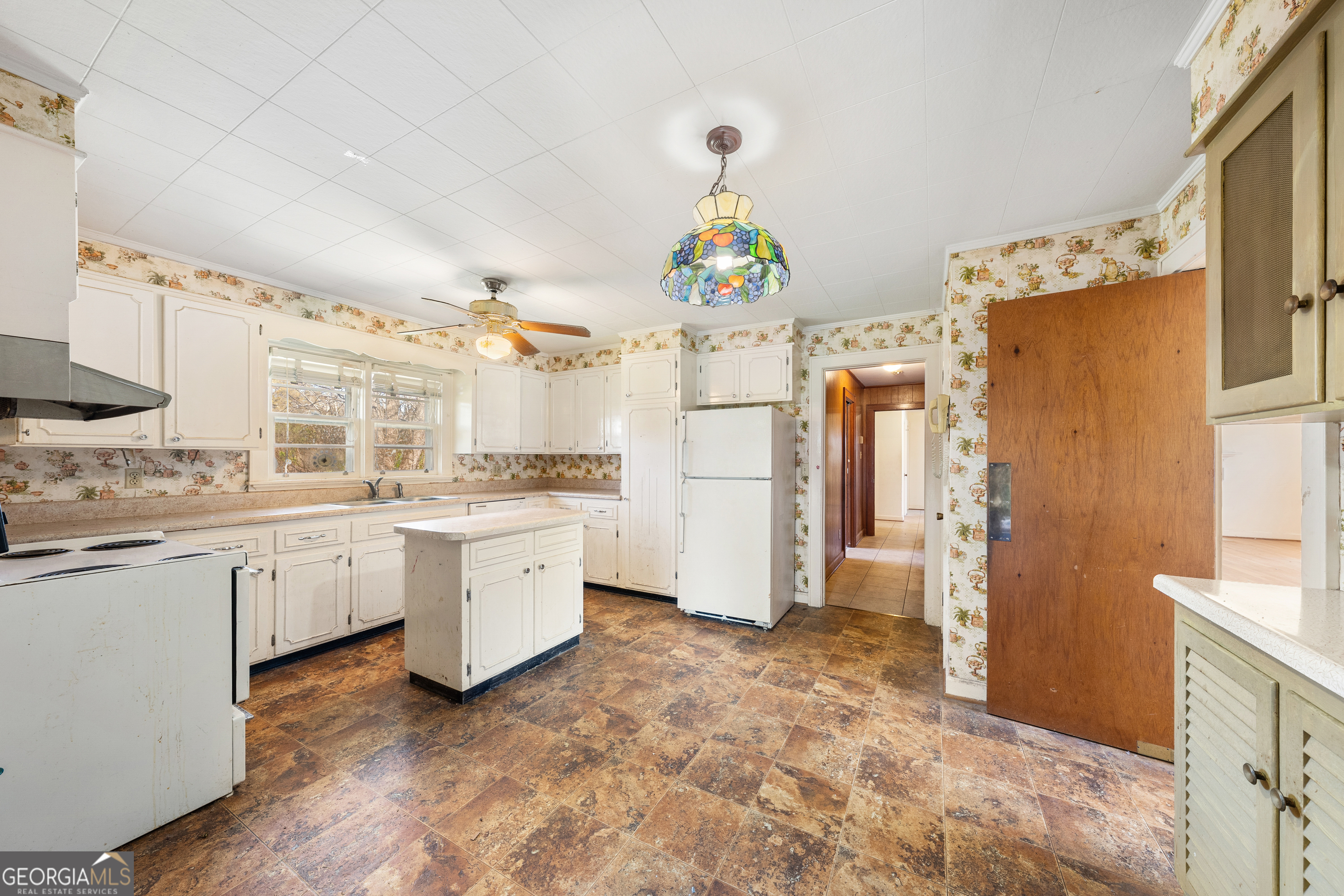 868 Fairview Street Hartwell, GA 30643 - Photo 9 of 42 a kitchen with refrigerator and cabinets