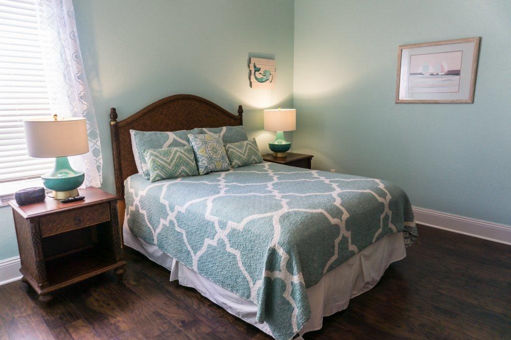 4554 Biscayne Way Destin, FL 32541 - Photo 13 of 33 a bedroom with a bed and a lamp