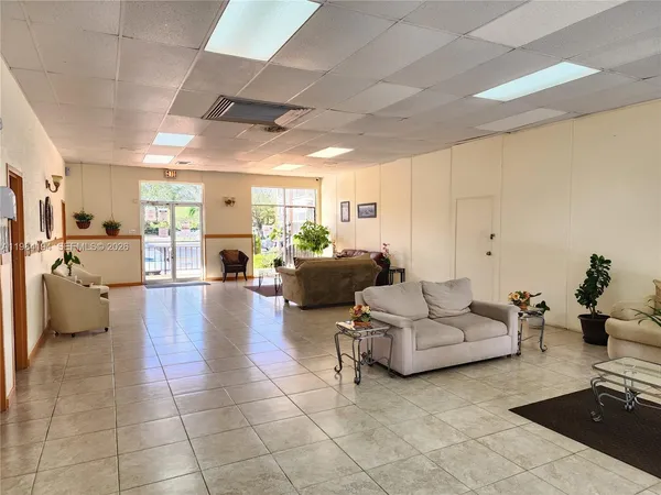 $2,000 | 4304 Northwest 9th Avenue, Unit 12C, Deerfield Beach, FL 33064