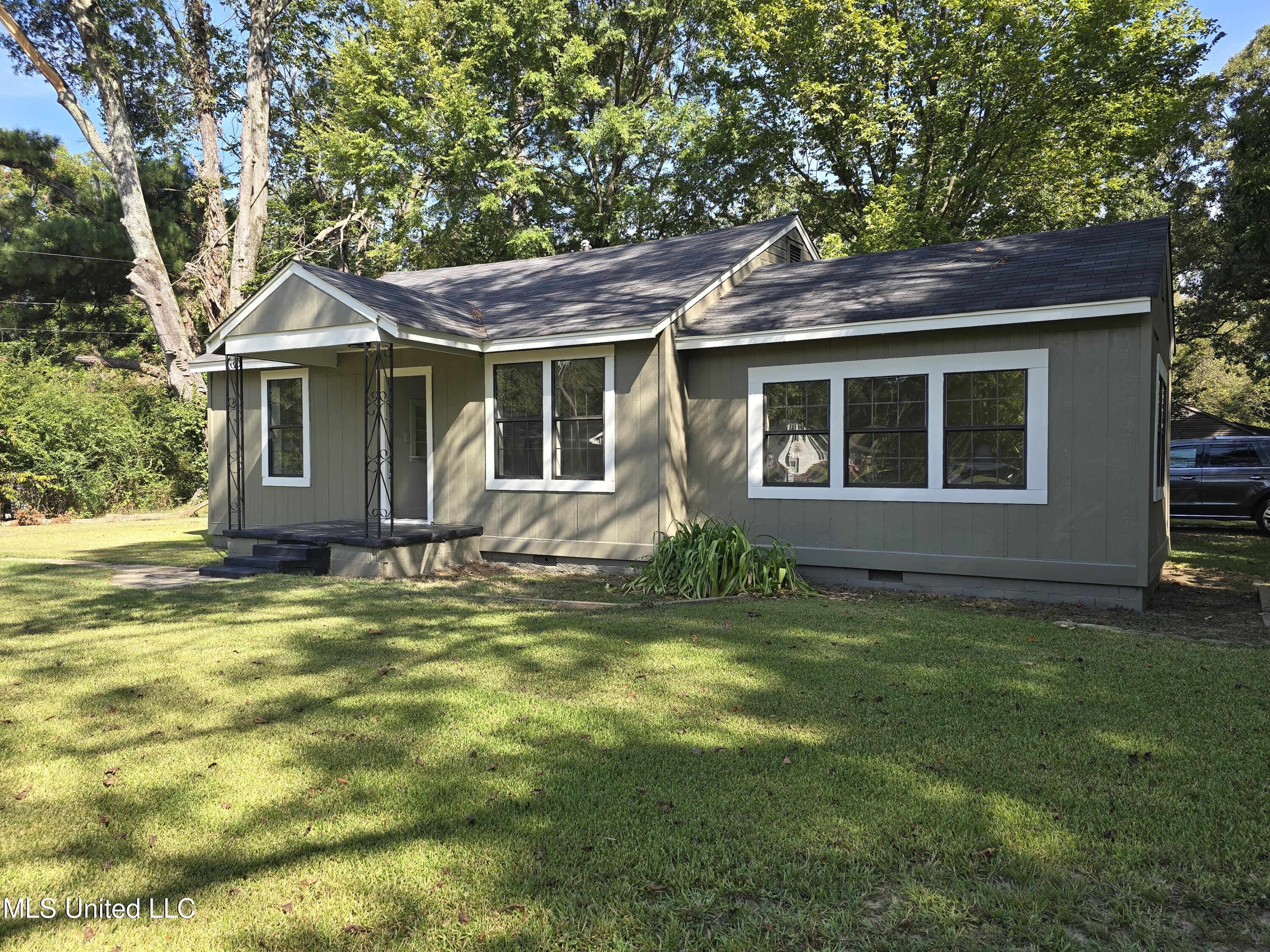 903 West Main Street Senatobia, MS 38668 - Photo 2 of 27 20250908_101924