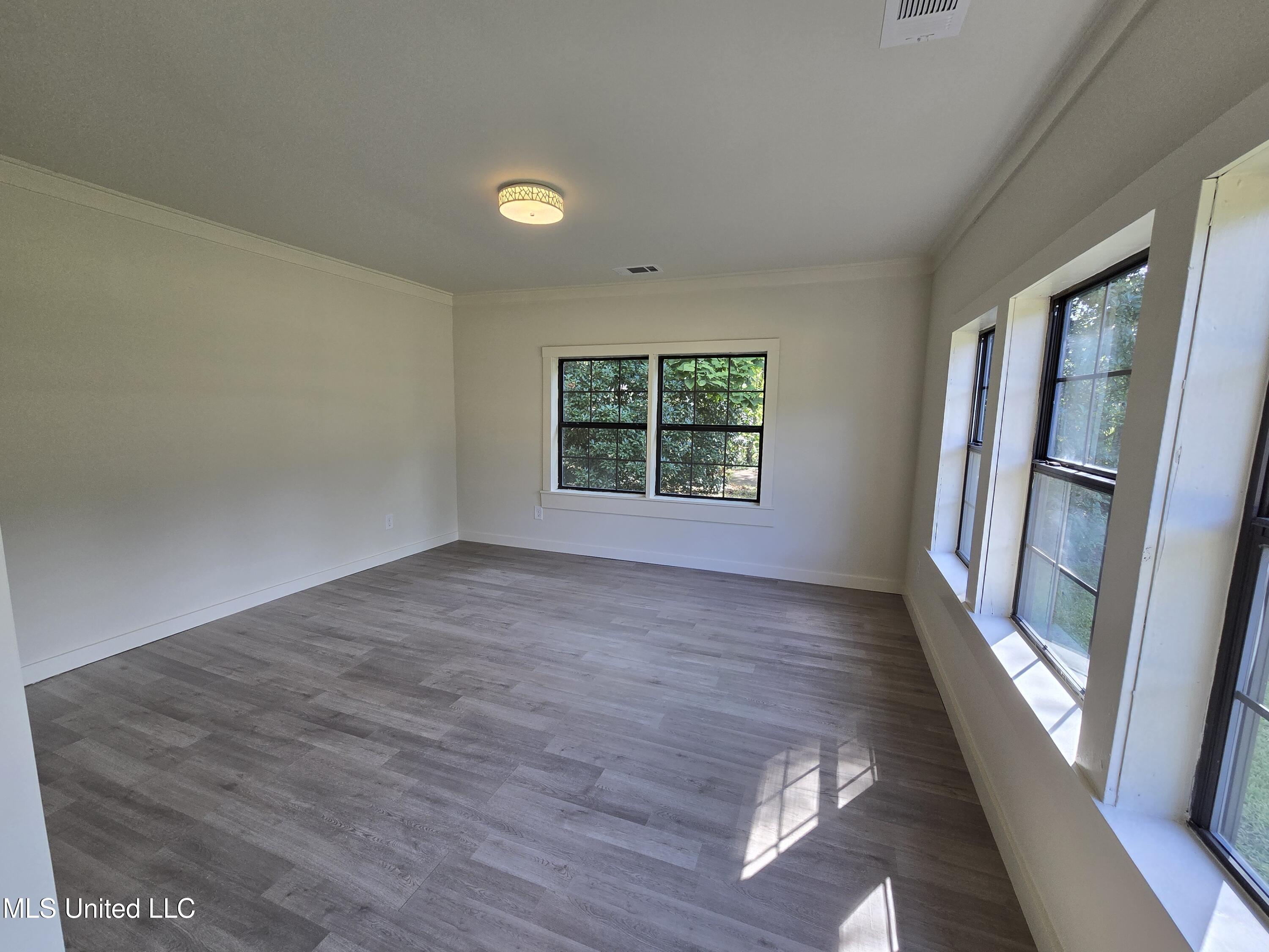 903 West Main Street Senatobia, MS 38668 - Photo 8 of 27 20250908_103307