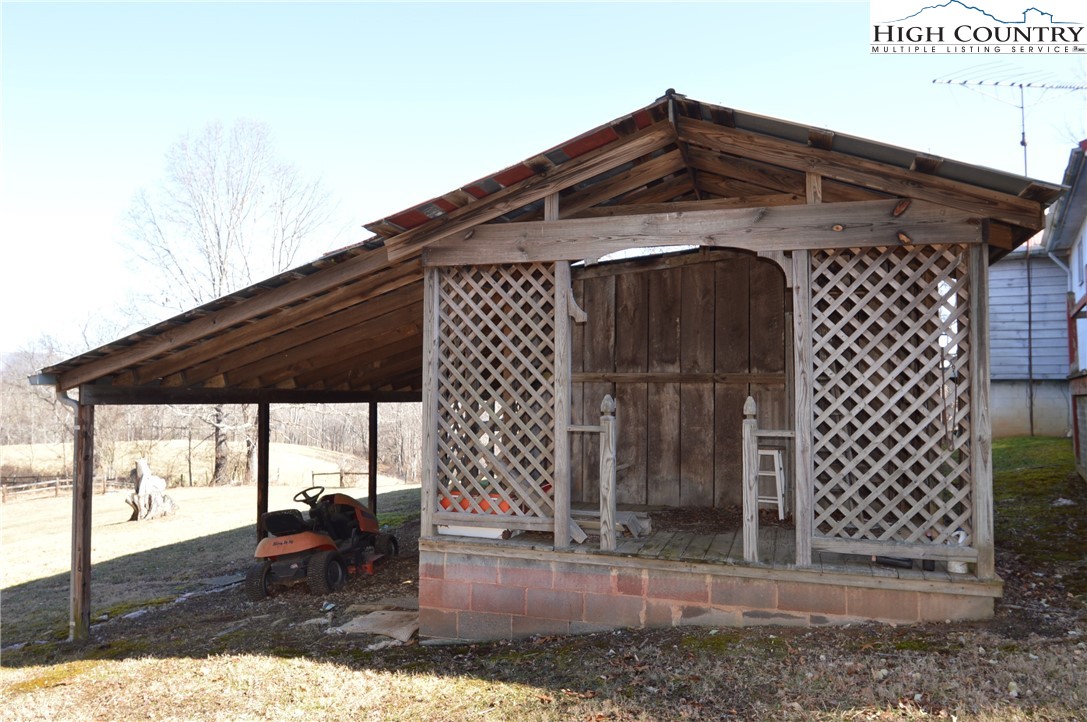 697 Phipps Road Sparta, NC 28675 - Photo 5 of 39 Gallery Image 5