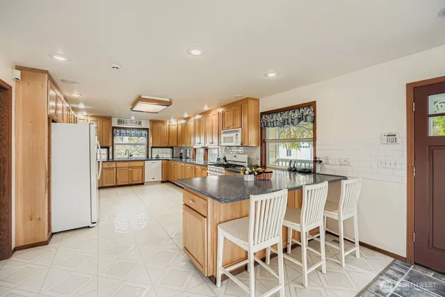 $900,000 | 30310 24th Avenue South, Roy, WA 98580