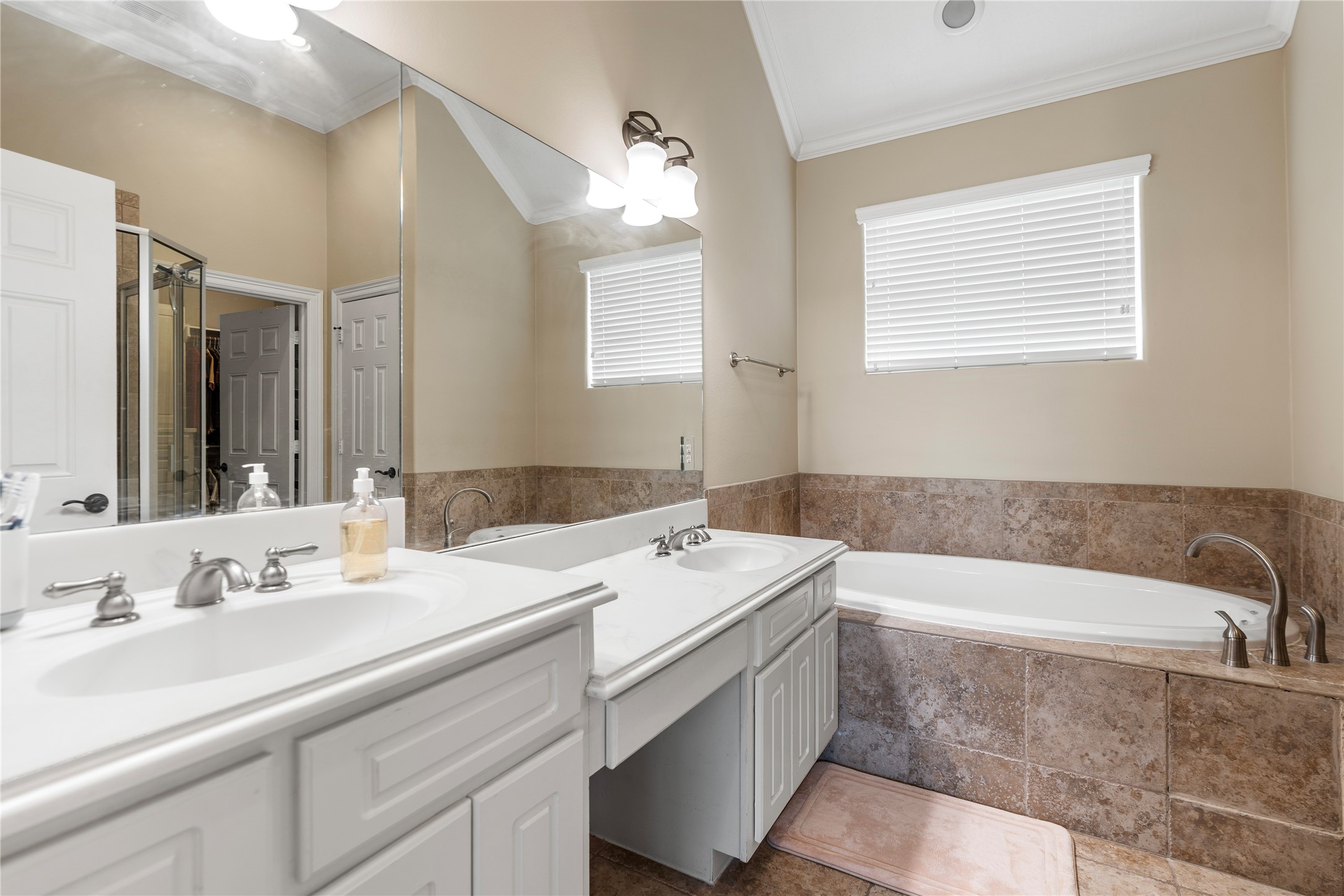 408 Fowler Street Houston, TX 77007 - Photo 18 of 24 Spacious en suite bath with two sinks, a soaking tub, and updated finishes—ideal for daily comfort and routine.