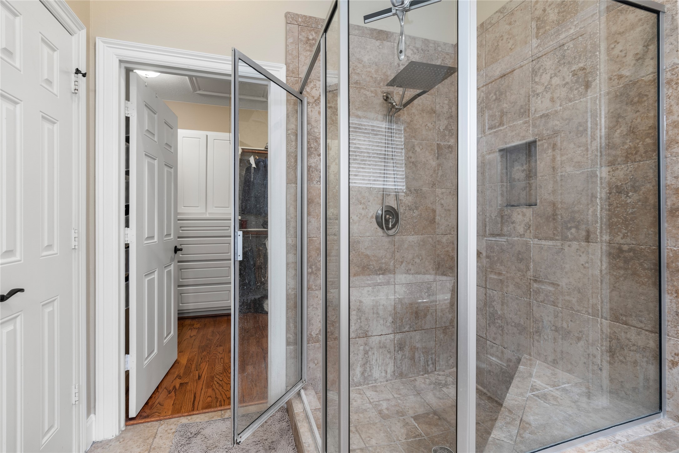 408 Fowler Street Houston, TX 77007 - Photo 19 of 24 Separate walk-in shower with neutral tile and built-in niche, completing the well-appointed primary bathroom. The primary bath leads directly to the larger of the 2 primary walk-in closets.