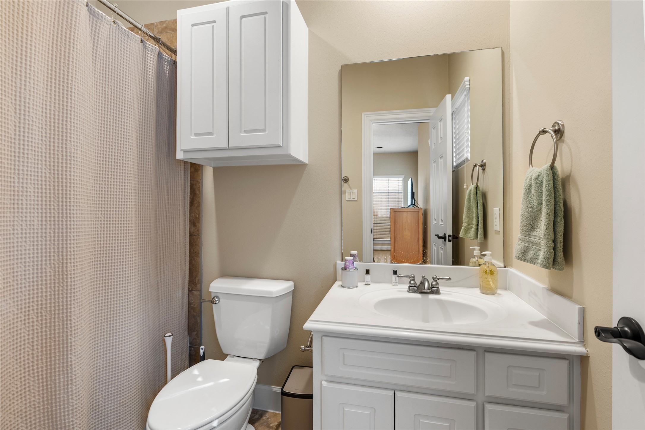 408 Fowler Street Houston, TX 77007 - Photo 21 of 24 Attached bath includes classic finishes and a combination tub/shower, offering privacy and function for guests or roommates.